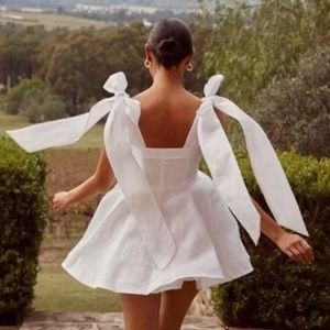 DISSH AISLE WHITE LINEN BOW MINI DRESS